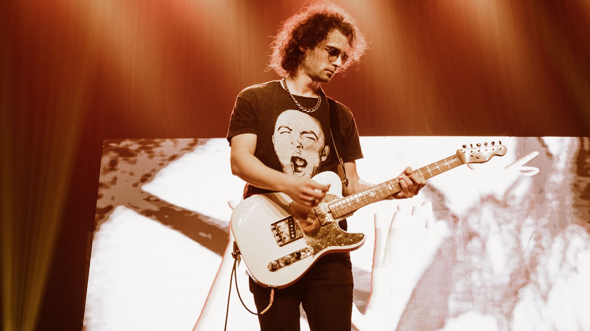 Nahuel Maeso tocando guitarra en vivo